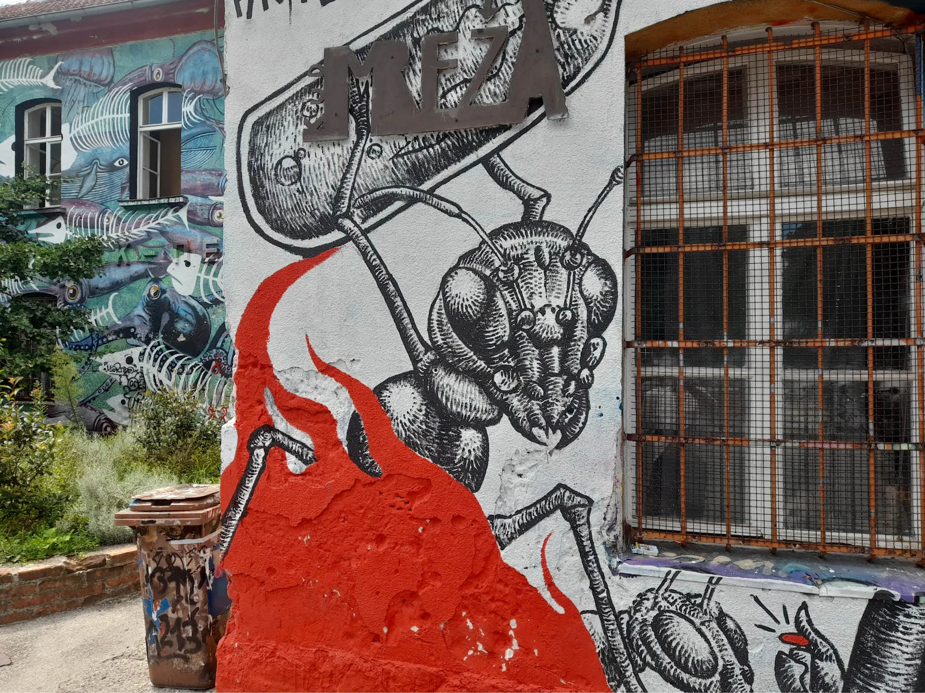 Grafit žuželke na stavbi